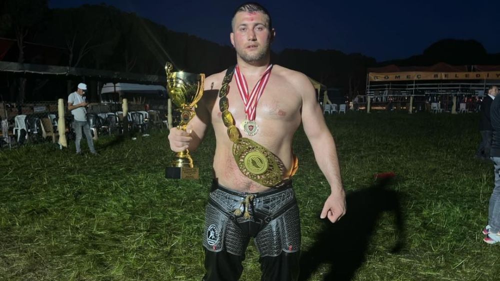 Hamza Özkaradeniz Gömeç Ulubeyler Yağlı Güreşleri'nde Başpehlivanlık Unvanını Kazandı!