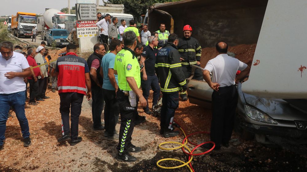 Hatay'da feci kaza: Seyir halindeki otomobilin üzerine kamyon devrildi