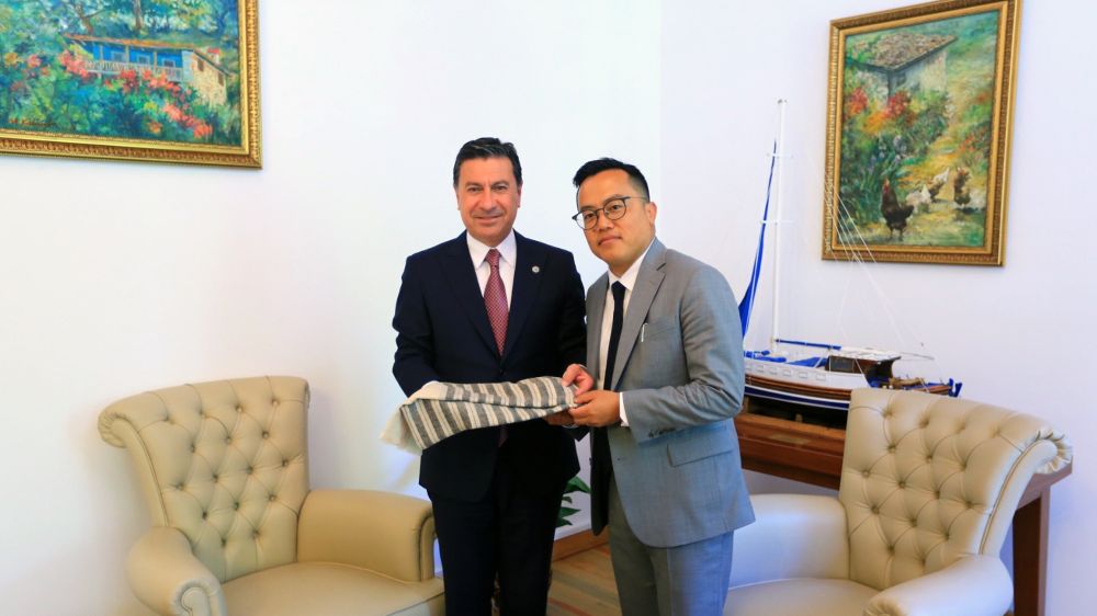 Hindistan İstanbul Başkonsolosu Shiri Mijito Vinito Muğla Büyükşehir Belediye Başkanı Ahmet Aras’ı ziyaret etti.
