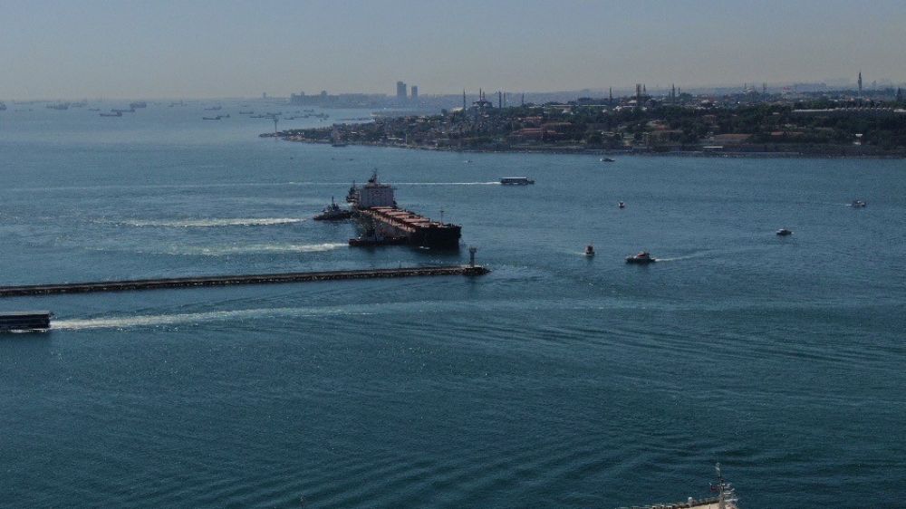 İstanbul Boğazı'nda Gemi Trafiği Tekrar Açıldı: Karaya Oturan 'Alexis' Gemi Kurtarıldı