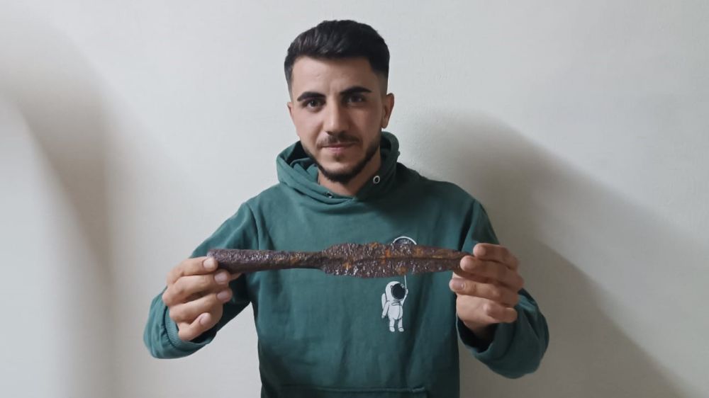 Kahramanmaraş'ta  bir genç, tarihi mızrak ucu buldu 
