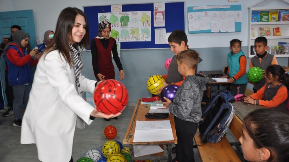 Karslı İş Kadını Selma Kılıç, Köyünde Eğitim Gören Öğrencilere Yardım Etti