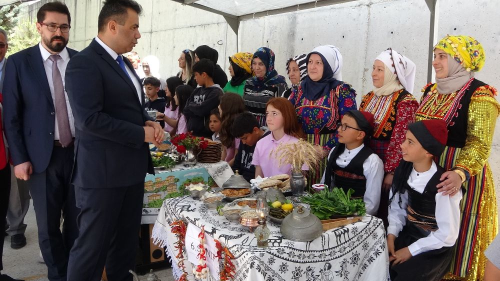 Kastamonu’da veliler, çocuklarıyla birlikte yöresel yemekleri yaparak yarıştı 