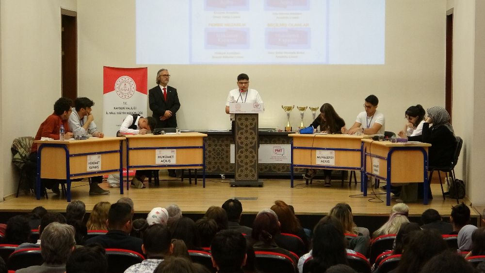 Kayseri'de Liselerarası Parlamenter Münazara Turnuvası Finali Heyecanı!