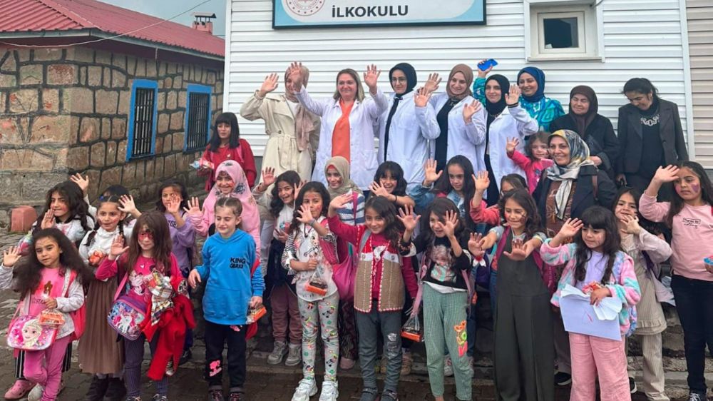 Kuaför Kursu Kursiyerleri Gönüllü Olarak Köy Okullarında