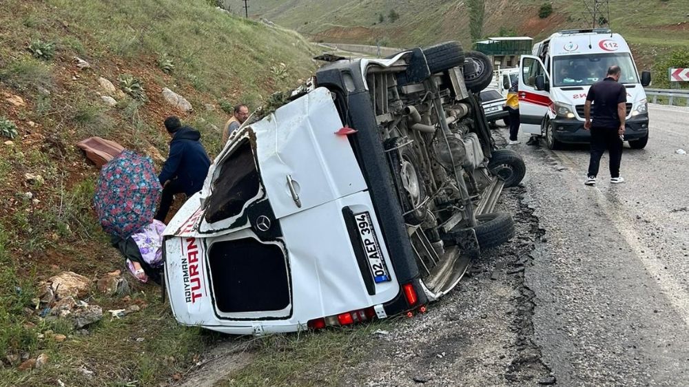 Malatya'da yolcu minibüsü devrildi; biri ağır 12 kişi yaralandı