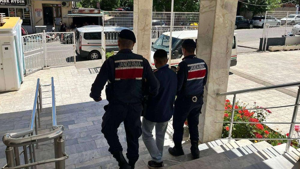 Manisa Jandarması Firari Şüpheliyi Sart Mahallesinde Yakaladı