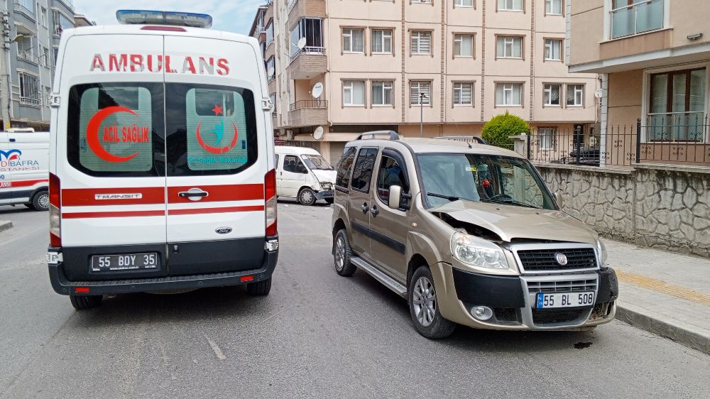 Minibüs ile hafif ticari araç çarpıştı