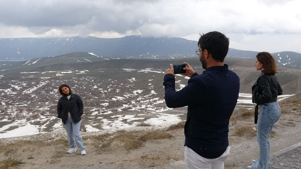  Nemrut Krater Gölü Turistlere ev sahipliği yapıyor