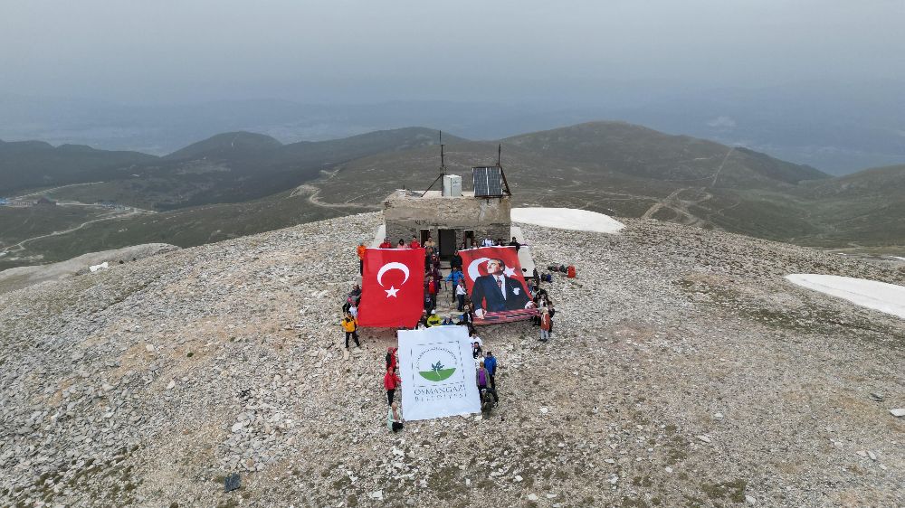 Osmangazi Belediyesi, 19 Mayıs’ı dağcılarla Uludağ zirvede kutladı