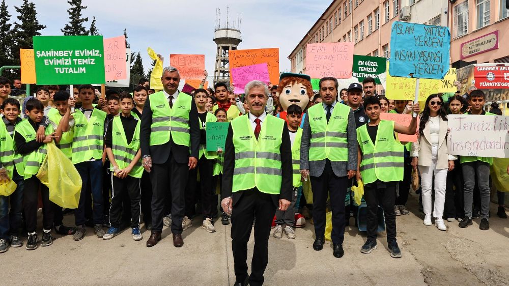 Şahinbey Belediye Başkanı Mehmet Tahmazoğlu Ortaokulu öğrencileri ile birlikte  çöp topladı