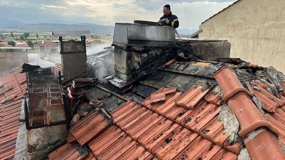 Sandıklı'da bir lokantanın çatısında yangın çıktı