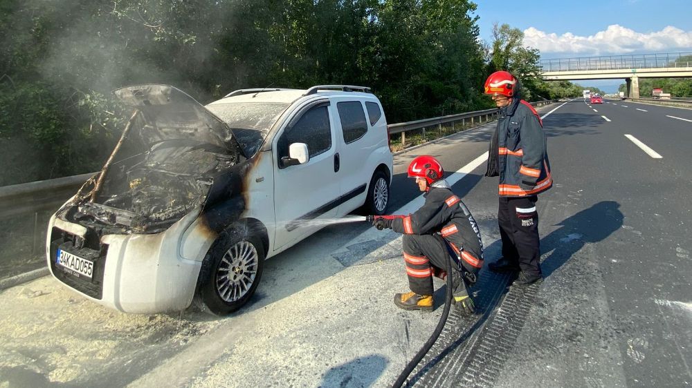 Seyir halindeyken yandı! yardımına itfaiye yetişti 