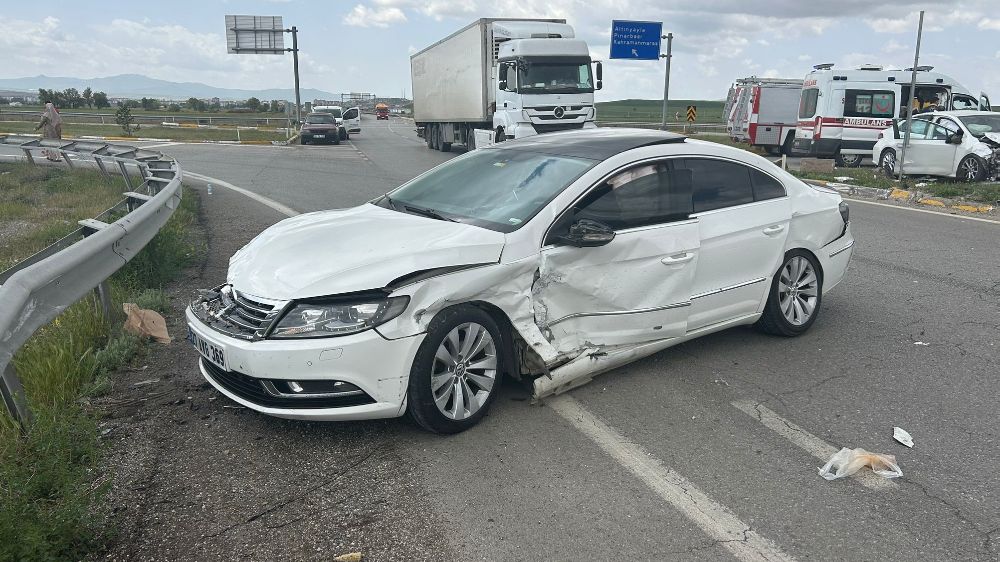 Sivas-Kayseri karayolu Pınarbaşı yol ayrımında korkunç kaza!