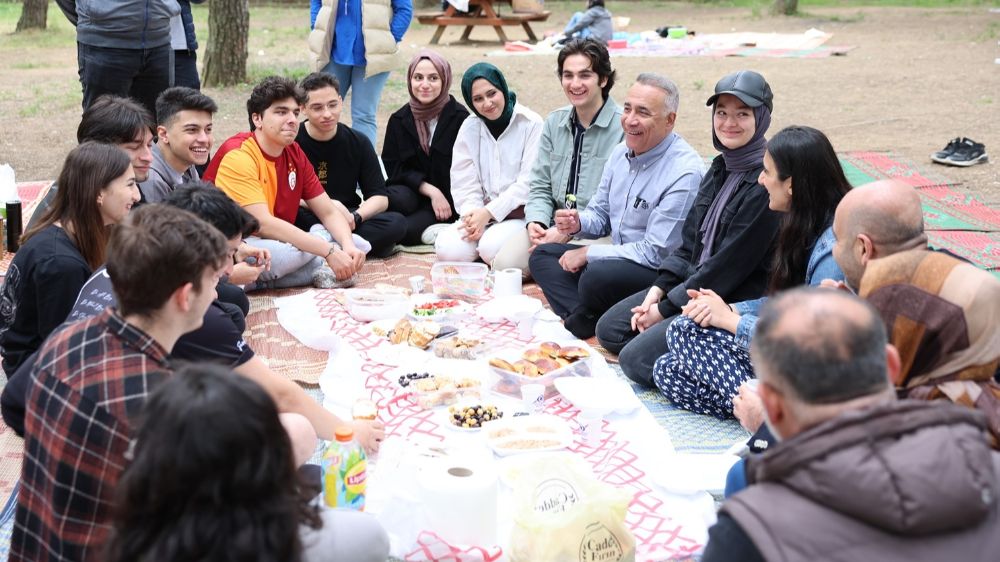  Sultangazi'de sınav stresini piknikle attılar