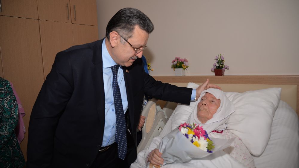 Trabzon Büyükşehir Belediye Başkanı Ahmet Metin Genç annelerle bir araya geldi 