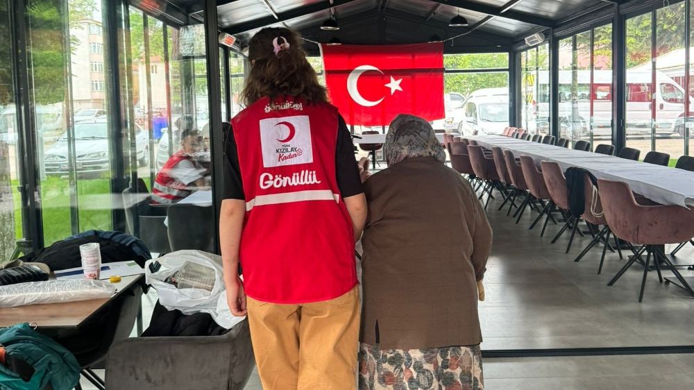 Türk Kızılay'dan Huzurevi Annelerine Anneler Günü Sürprizi 