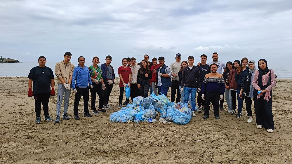 Türkeli'de öğrenciler plajı temizledi!