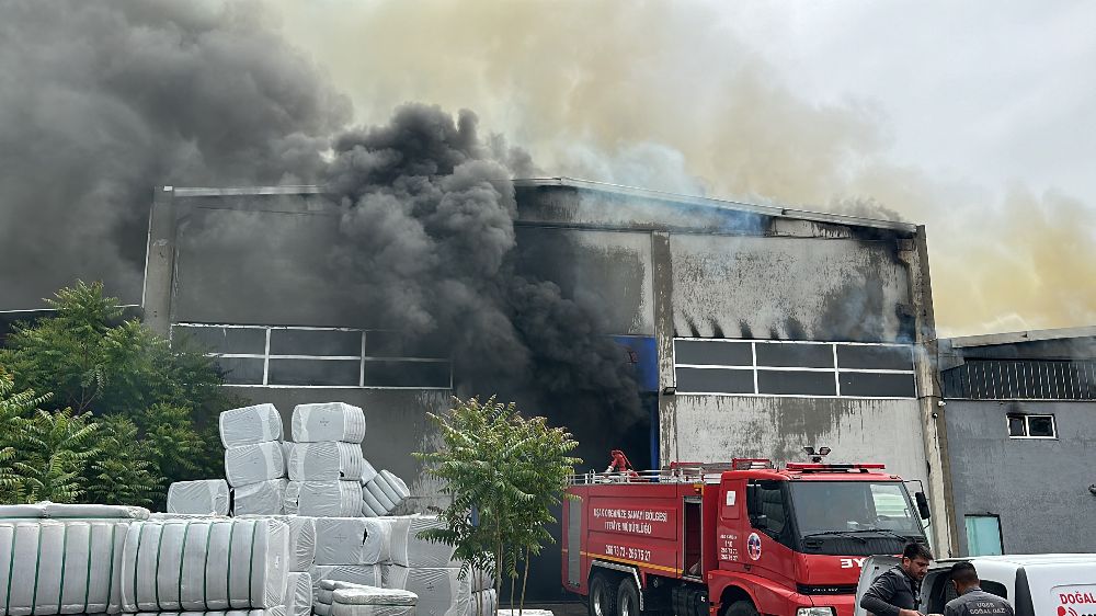 Uşak OSB'de Yangın: Tekstil Fabrikası ve Depo Yanıp Kül Oldu!