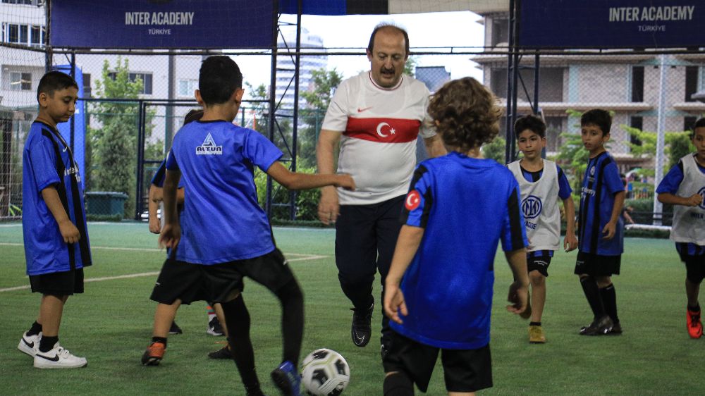 Vali Hamza  Pehlivan, çocuklarla futbol oynadı
