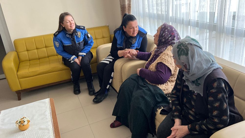 Van'da Anneler Günü'nde Duygusal Anlar! Polisler Anneleri Ziyaret Etti!