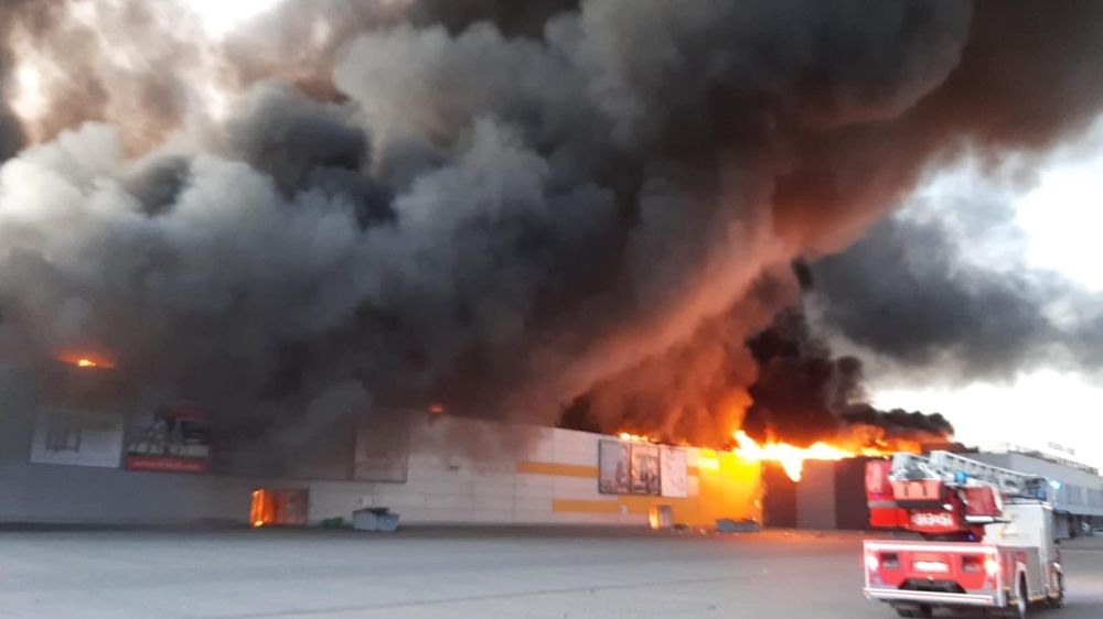 Varşova'da Alışveriş Merkezinde Dev Yangın: Binlerce İşyerinde Zarar!