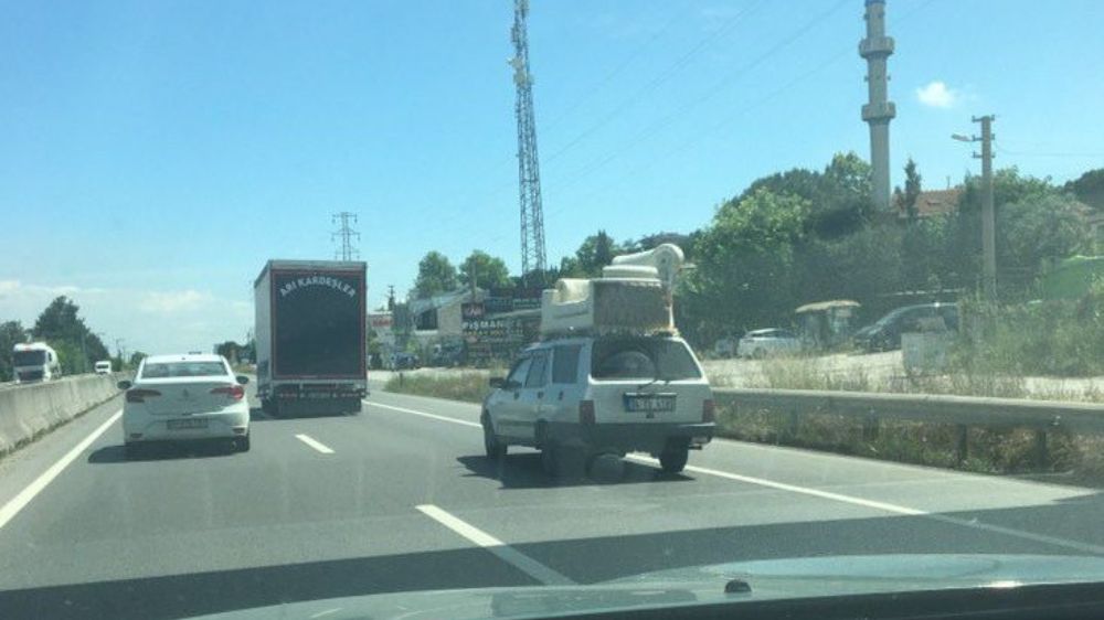 Yalova'da Tavanında Koltuk Taşıyan Otomobil Şaşkınlık Yarattı!