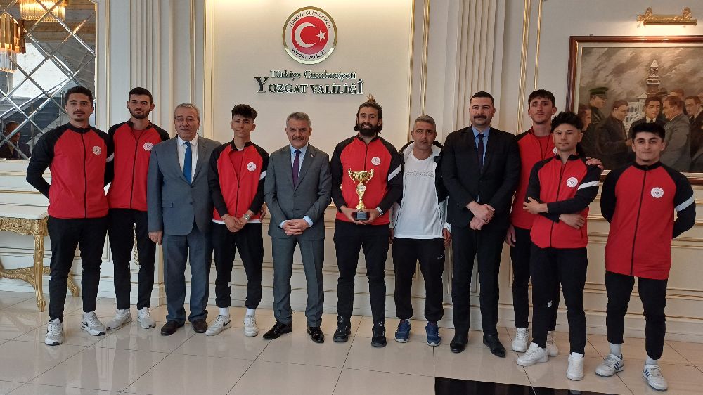 Yozgat Valisi Özkan, bölge birinciliği elde eden sporcularla bir araya geldi 