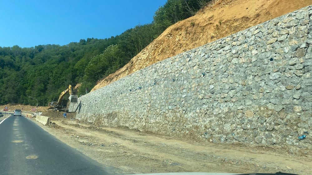 Zonguldak-Ereğli yolundaki istinat duvarı çalışmaları devam ediyor!