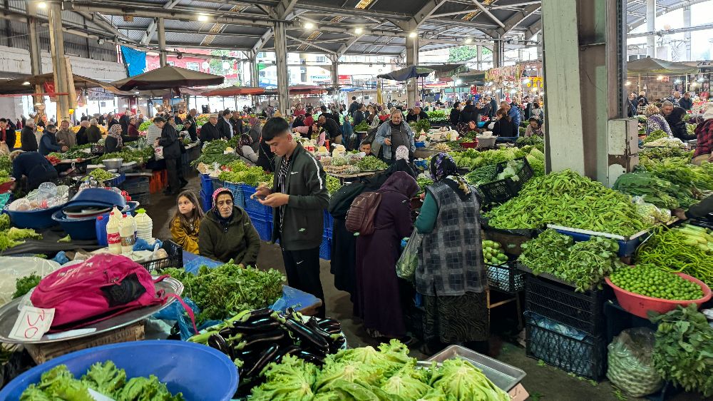 Zonguldak’ta vatandaşlar halk pazarına yoğun ilgi gösterdi.