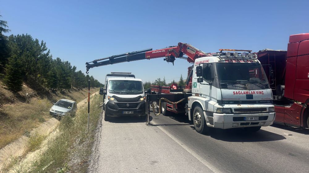 Afyonkarahisar'da kaza otomobil şarampole devrildi 