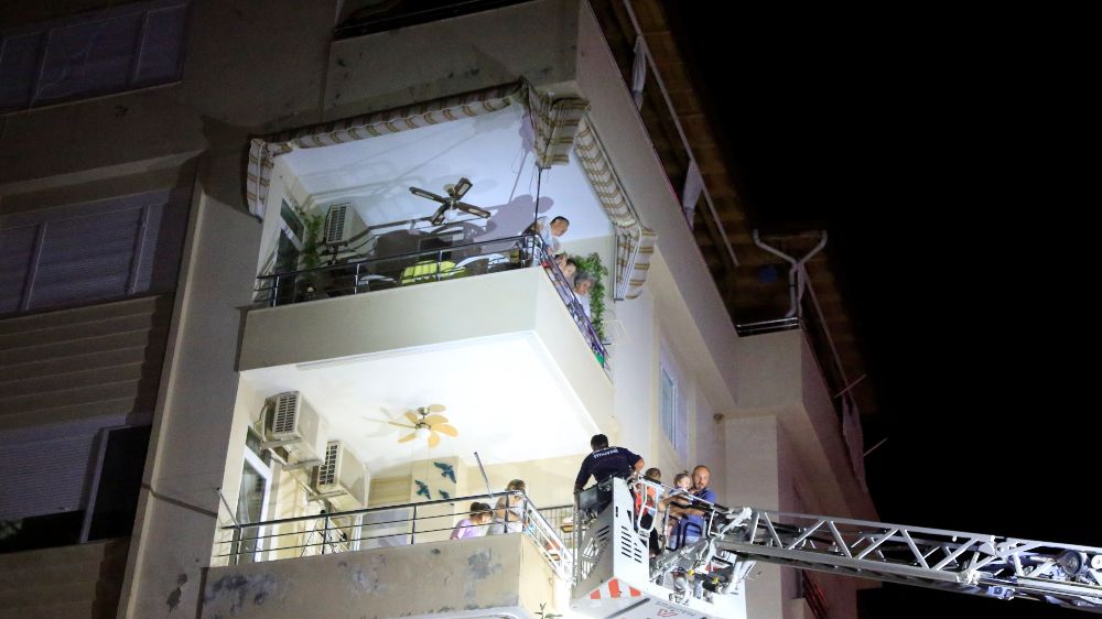 Antalya'da apartmanda yangın paniği