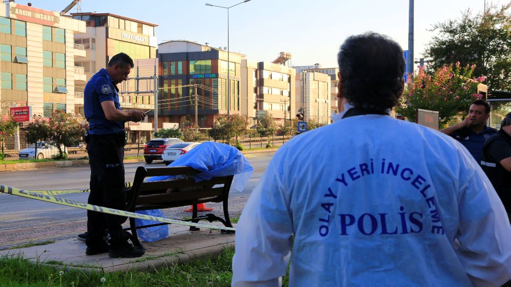 Antalya'da bir şahıs bankta ölü bulundu