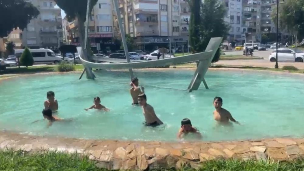 Antalya'da çocukların tehlikeli serinleme yöntemi