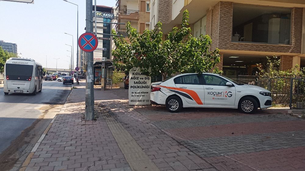 Antalya'da kaza direksiyon hakimiyetini kaldırdı park halindeki araçlara çarptı: 1 ölü