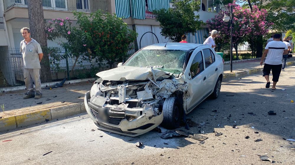 Antalya'da kaza direksiyon hakimiyetini kaybedip ortalığı karıştırdı