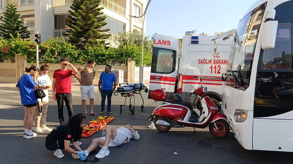 Antalya'da kaza kask sürücüyü hayata bağladı