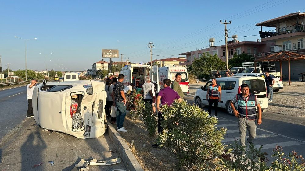 Antalya'da kaza otomobil ile kamyon çarpıştı 2 kişi yaralandı
