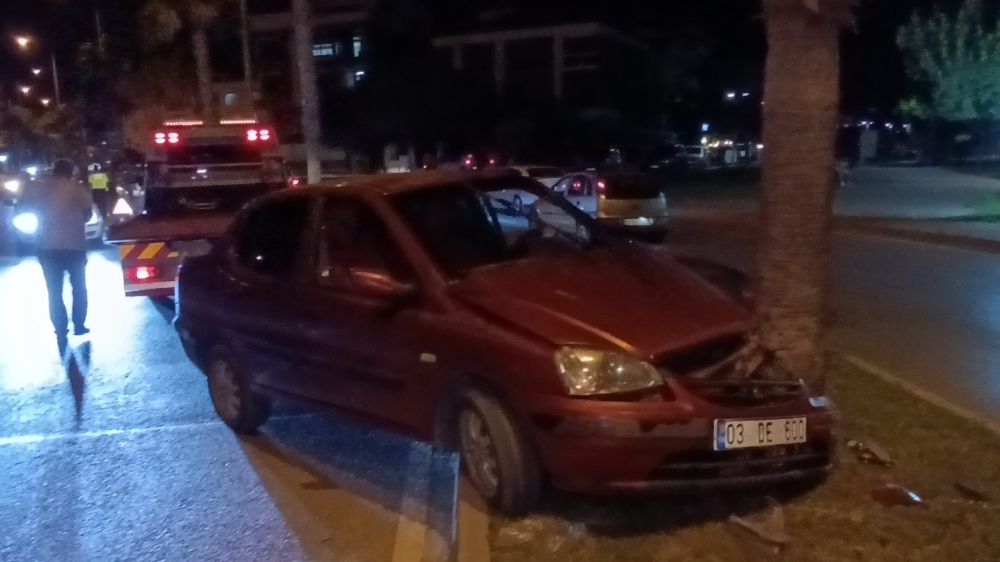 Antalya'da kaza otomobil palmiye ağacına çarptı