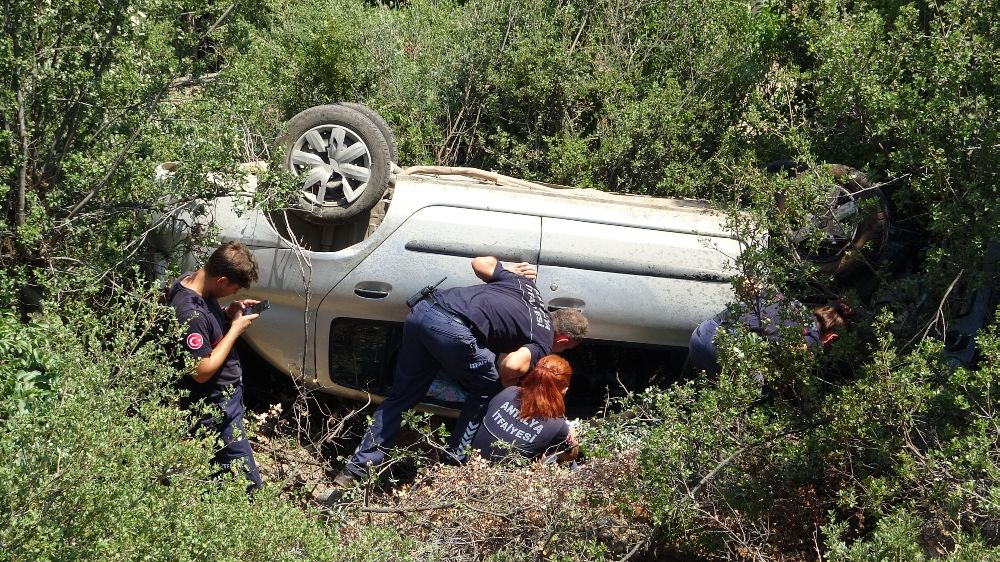 Antalya'da kaza otomobil şarampole devrildi