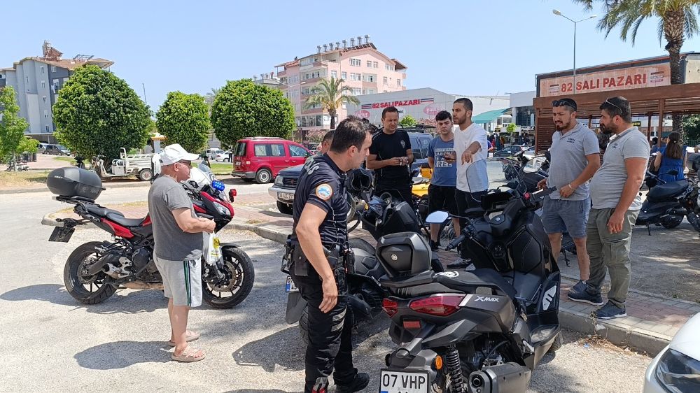 Antalya'da motosikletlere çarpıp kaçan sürücüyü koşarak yakaladı 