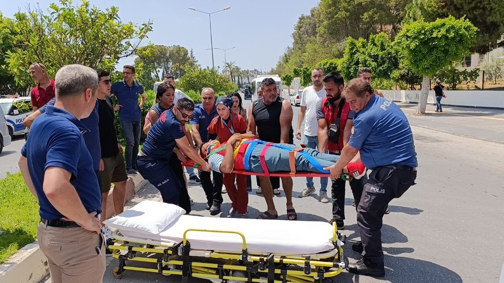 Antalya'da sağlık ocağının önünde trafik kazası 