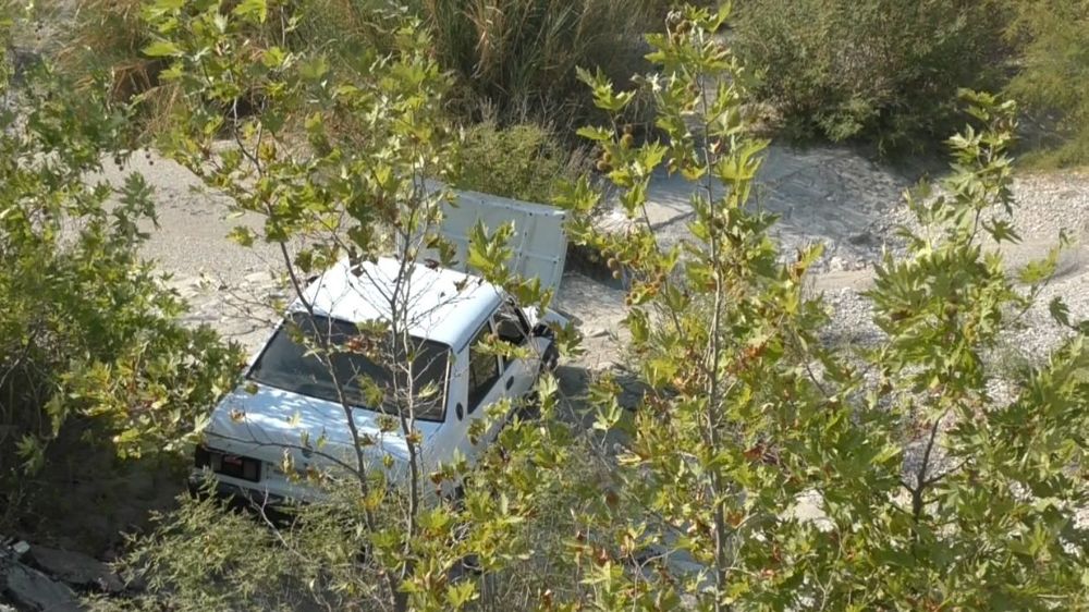Antalya'da trafik kazası araç dere yatağına uçtu