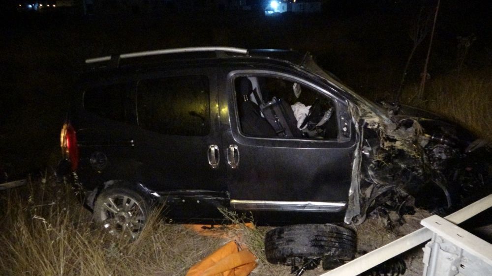 Antalya'da trafik kazası otomobil şarampole devrildi