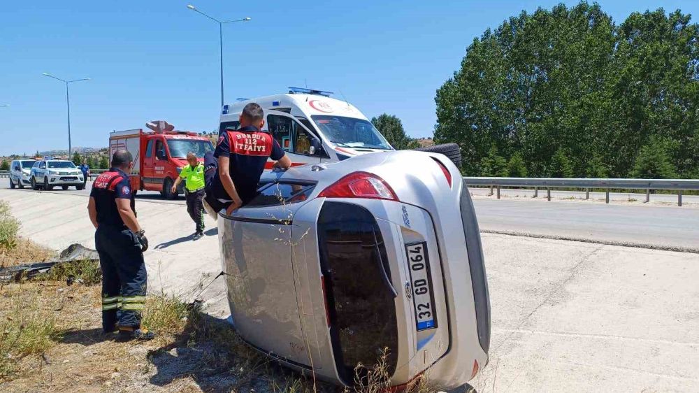 Burdur-Bucak _Antalya kara yolunda kontrolden çıkan otomobil şarampole devrildi: 1 yaralı