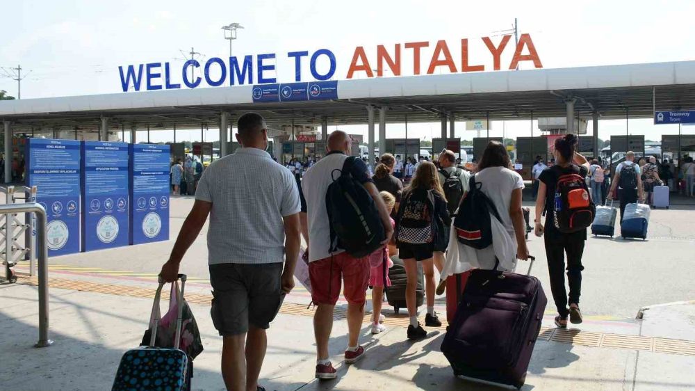 Dokuz günlük Kurban Bayramı tatiline uçuş rekoruyla başlayan Antalya, 4 milyonun üzerinde ziyaretçi ağırladı. 