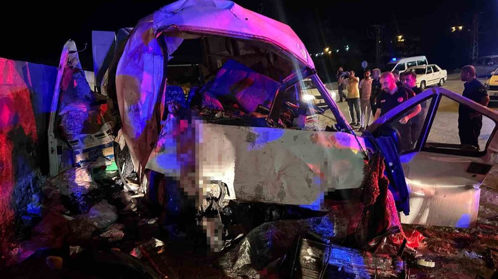 Elazığ’da feci kaza: minibüs istinat duvarına çarptı. 1 ölü, 7 yaralı