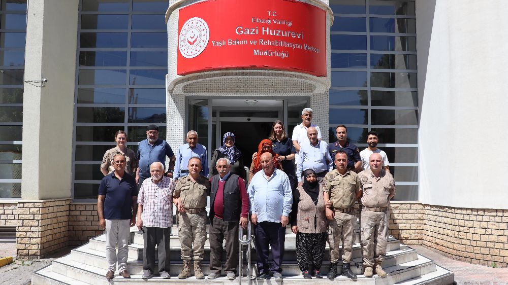 Elazığ'da jandarma ekipleri huzurevi sakinleriyle buluştu