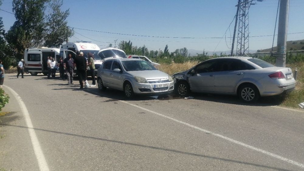 Isparta'da kaza iki otomobil çarpıştı