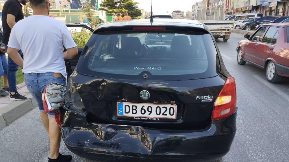  Konya'da kamyonet ile otomobil çarpıştı